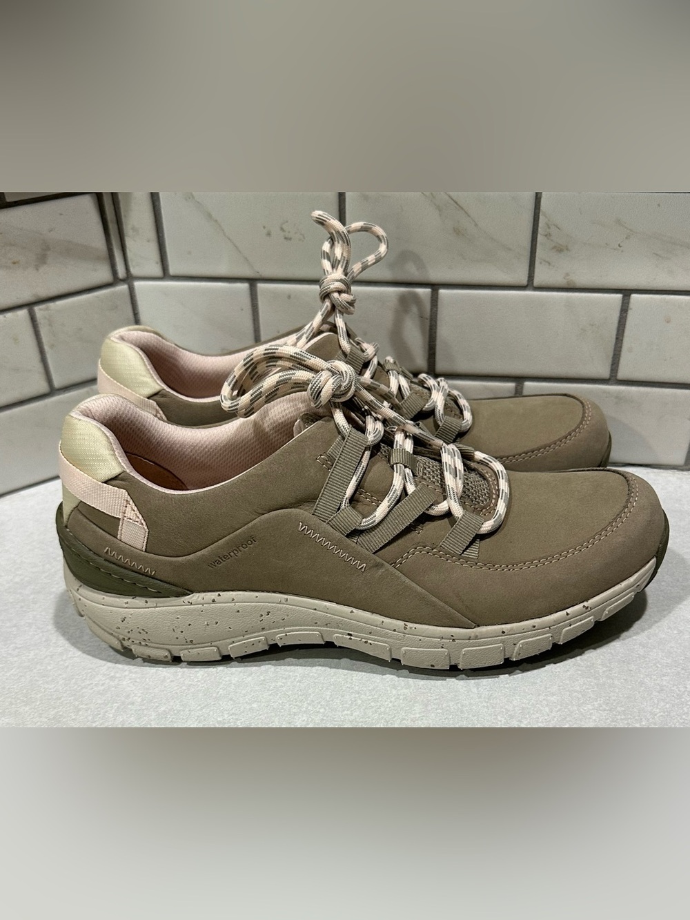 Clarks Range AP Womens Size 8.5 M Stone Nubuck Leather Waterproof Sneakers
